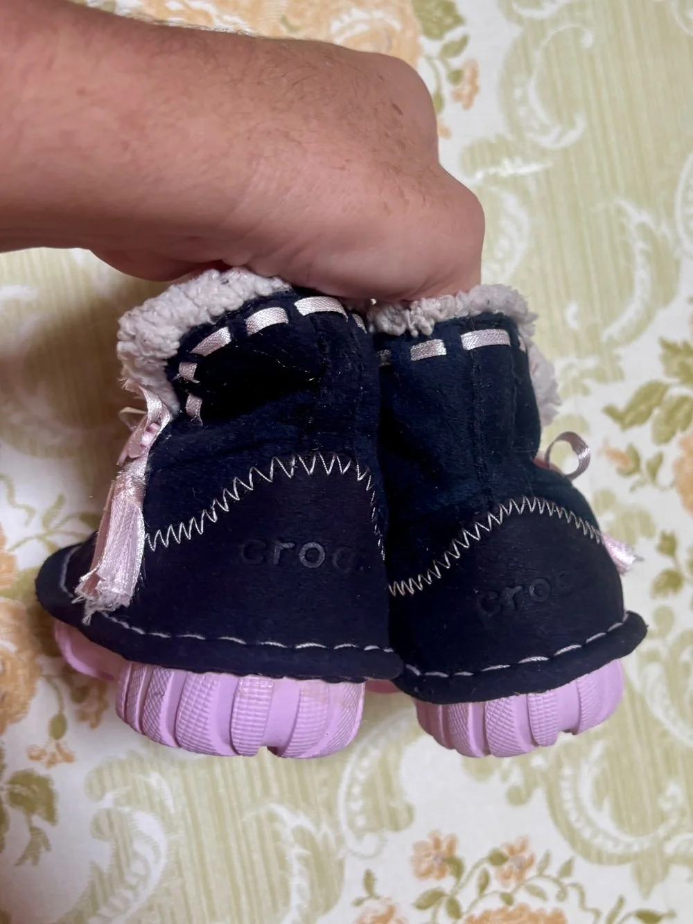 crocs toddler c5 black pink faux fur sherpa winter boots cozy y2k